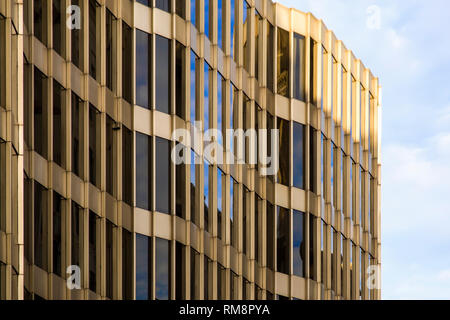 Modernes Gebäude mit geschwungenen Fassade. Stockfoto