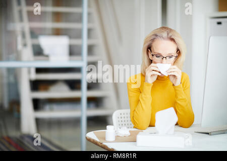 Sick Geschäftsfrau am Arbeitsplatz Stockfoto
