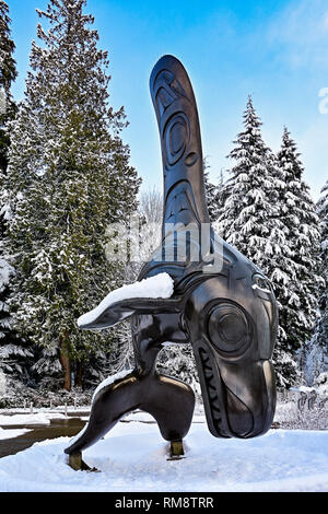 Bill Reid Bronze "Chef der Unterwasserwelt" im Winter, außerhalb der Vancouver Aquarium, Stanley Park, Vancouver, British Columbia, Cana Stockfoto