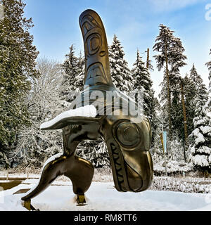 Bill Reid Bronze "Chef der Unterwasserwelt" im Winter, außerhalb der Vancouver Aquarium, Stanley Park, Vancouver, British Columbia, Cana Stockfoto