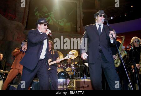 Die Blues Brothers sind während ihres Auftritts auf der Mohegan Sun Casino in Uncasville, Connecticut gezeigt. Stockfoto