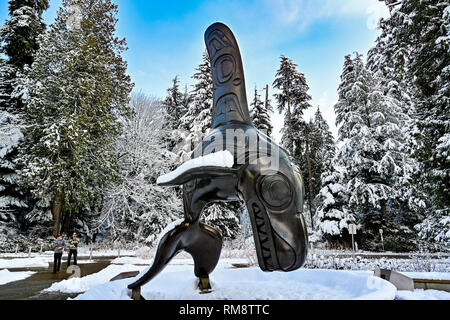 Bill Reid Bronze "Chef der Unterwasserwelt" im Winter, außerhalb der Vancouver Aquarium, Stanley Park, Vancouver, British Columbia, Cana Stockfoto