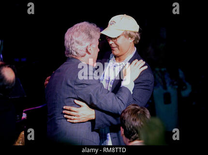 Bill Clinton und Chevy Chase begrüßen sich vor Beginn der Blues Brothers Konzert Auftritt auf der Mohegan Sun Casino in Uncasville, Connecticut. Stockfoto