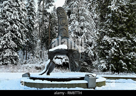 Bill Reid Bronze "Chef der Unterwasserwelt" im Winter, außerhalb der Vancouver Aquarium, Stanley Park, Vancouver, British Columbia, Cana Stockfoto