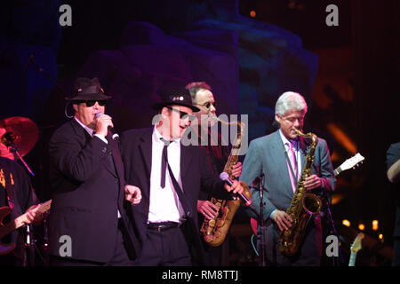 Der ehemalige Präsident Bill Clinton wird angezeigt, bevor mit der Blues Brothers während ihres Auftritts auf der Mohegan Sun Casino in Uncasville, Connecticut. Stockfoto