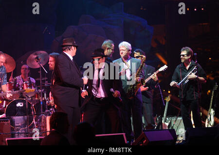 Der ehemalige Präsident Bill Clinton wird angezeigt, bevor mit der Blues Brothers während ihres Auftritts auf der Mohegan Sun Casino in Uncasville, Connecticut. Stockfoto