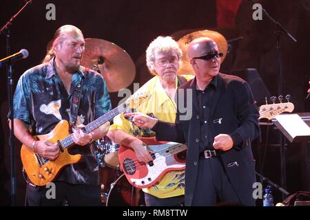 Paul Schaffer, Steve Cropper und Duck Dunn angezeigt, die mit dem Blues Brothers während ihres Auftritts auf der Mohegan Sun Casino in Uncasville, Connecticut. Stockfoto