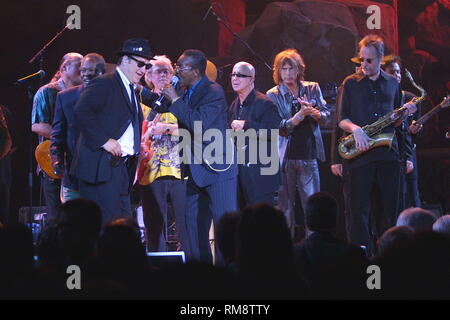 Sam Moore und Steven Tyler werden gezeigt, die mit der Blues Brothers während ihres Auftritts auf der Mohegan Sun Casino in Uncasville, Connecticut. Stockfoto