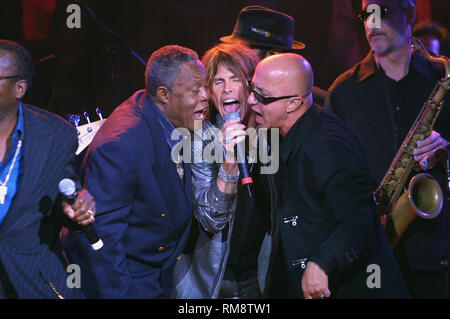 Paul Schaffer, Sam Moore und Steven Tyler werden gezeigt, die mit der Blues Brothers während ihres Auftritts auf der Mohegan Sun Casino in Uncasville, Connecticut. Stockfoto