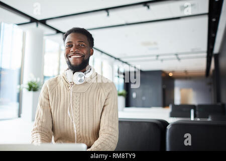 Kerl in der Lounge Stockfoto