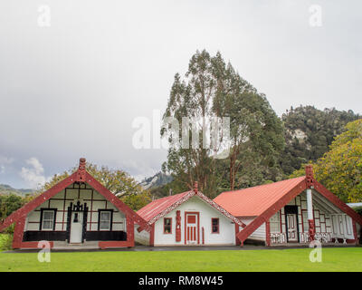 Wharenui geschnitzten Versammlungshäuser, Hikurangi Wharerata, Poutama, und Te Waiherehere, Koriniti Marae, Whanganui River, New Zealand Stockfoto