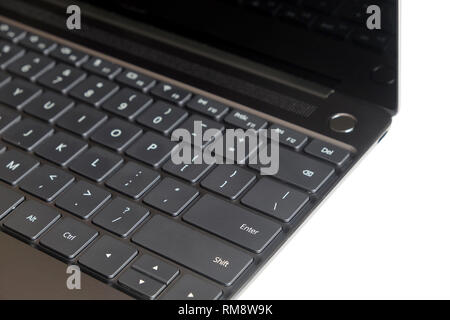 Teil geöffnet Notebook mit Tastatur, Touchpad und leeren Spiegel Bildschirm schwarz eröffnet Laptop auf weißem Hintergrund Seitenansicht closeup isoliert Stockfoto