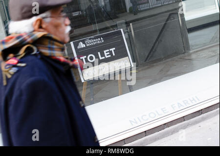 Ein Mann gesehen hinter einem freien Speicher, zuvor ein Zweig der Designer Textileinzelhändler Nicole Farhi, auf der Conduit Street in Central London. Februar 15 sieht die Freigabe der ersten monatlichen Einzelhandelsumsätze des Jahres (Januar) vom Büro des britischen für nationale Statistiken. Dezember Zahlen 0,9 Prozent Rückgang der Verkäufe aus dem Monat vor, die sah, ein 1,4 Prozent Anstieg weitgehend auf die Auswirkungen der" beschäftigt sich der Schwarze Freitag "Förderung früher Christmas shopping zugeschrieben. Generell mit einem möglichen nicht-deal Abfahrt von der EU immer näher und die Verbraucher zu untergraben Stockfoto