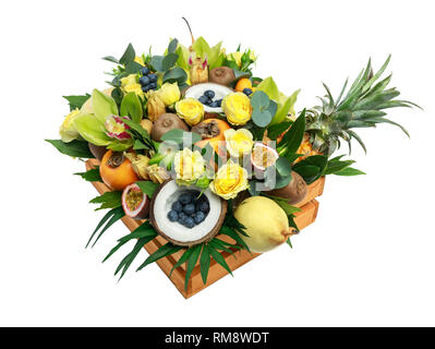 Holzkiste mit vielen exotischen Früchten und Blumen auf weißem Hintergrund als Geschenk isoliert Stockfoto