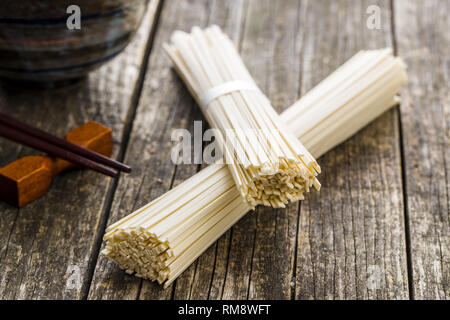 Raw Udon-nudeln auf alten Holztisch. Stockfoto