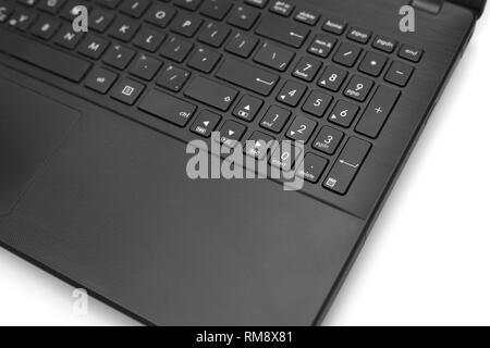 Teil der Schwarzen geöffnet Laptop auf weißem Hintergrund closeup isoliert Stockfoto