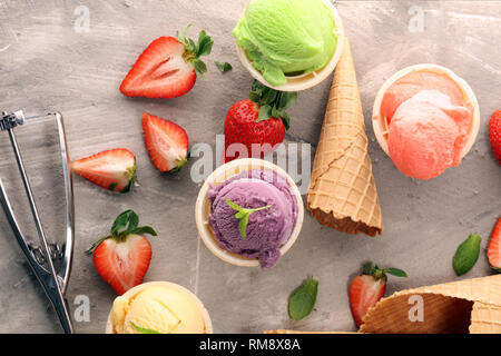 Satz von Eis Kugeln in verschiedenen Farben und Geschmacksrichtungen mit Beeren, Minze und Früchte Stockfoto