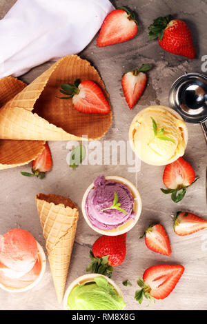 Satz von Eis Kugeln in verschiedenen Farben und Geschmacksrichtungen mit Beeren, Minze und Früchte Stockfoto