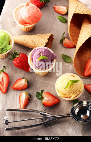 Satz von Eis Kugeln in verschiedenen Farben und Geschmacksrichtungen mit Beeren, Minze und Früchte Stockfoto