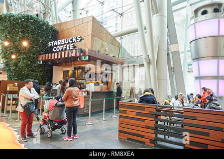 Hongkong - 27 Januar, 2016: Starbucks in Hongkong. Starbucks Corporation ist ein US-amerikanischer Kaffee und Kaffeehaus Kette Stockfoto