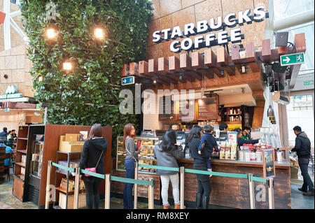 Hongkong - 27 Januar, 2016: Starbucks in Hongkong. Starbucks Corporation ist ein US-amerikanischer Kaffee und Kaffeehaus Kette Stockfoto