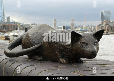 Statue der Katze von Dr. Alfred Salter (16. Juni 1873 - 24. August 1945) in Bermondsey, war ein britischer Arzt und Politiker der Labour Party. Stockfoto