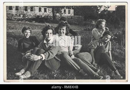 Das Retro-Foto zeigt jungen Menschen, die sich entspannen und die Zeit im Freien genießen. Vintage-Fotografie in Schwarz-Weiß. 1960s Stockfoto