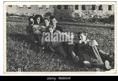 Das Retro-Foto zeigt jungen Menschen, die sich entspannen und die Zeit im Freien genießen. Vintage-Fotografie in Schwarz-Weiß. 1960s Stockfoto