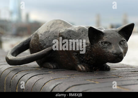 Statue der Katze von Dr. Alfred Salter (16. Juni 1873 - 24. August 1945) in Bermondsey, war ein britischer Arzt und Politiker der Labour Party. Stockfoto