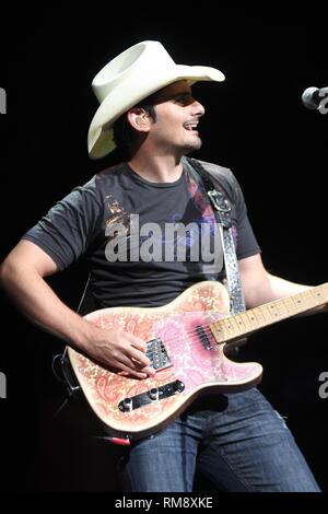 Grammy Award-winning Country Music Singer Songwriter und Gitarrist Brad Paisley wird gezeigt auf der Bühne während einer "live"-Konzert aussehen. Stockfoto