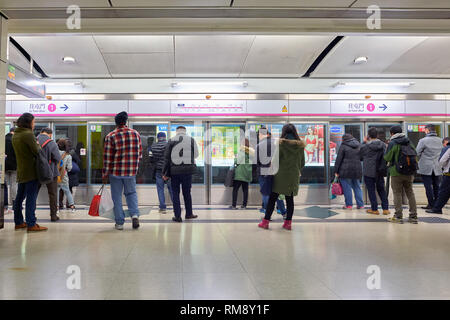 Hongkong - ca. Januar 2016: MTR-Station in Hongkong. Der Mass Transit Railway ist die Rapid Transit Railway System von Hong Kong. Stockfoto