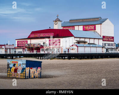 Great Yarmouth Britannia Pier und Strand - Great Yarmouth Britannia Pier wurde ursprünglich im Jahr 1858 gebaut, aber 1899 abgerissen und neu aufgebaut, die Wiedereröffnung 1902. Stockfoto