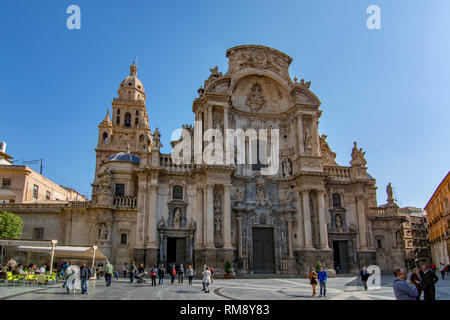 Murcia, Spanien; Februar 2017: Hauptfassade der Kathedrale Kirche der Heiligen Maria in Murcia Stockfoto