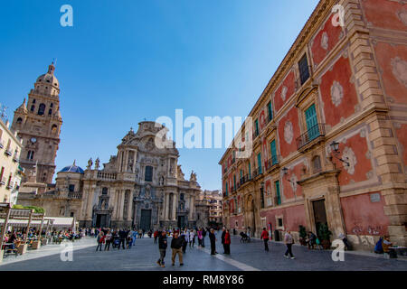 Murcia, Spanien; Februar 2017: Hauptfassade der Kathedrale Kirche der Heiligen Maria in Murcia Stockfoto