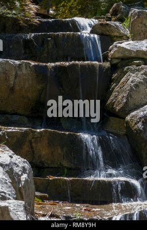 Fließendes Wasser über einen Felsen mit Wasserfall Stockfoto