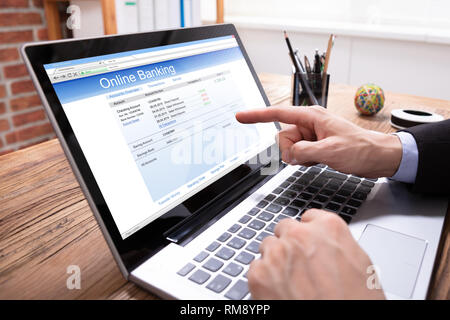 Nahaufnahme der Kaufmann, die Online-banking-Anwendung auf dem Laptop Bildschirm Stockfoto
