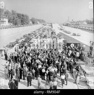 Eine Menschenmenge sammelt zu watch Illinois Gouverneur William Stratton und Bürgermeister von Chicago Ernest Hemingway der Kongress Expressway 1956 öffnen. Stockfoto