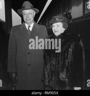 Senator Robert Taft und seine Frau Martha steht für Fotos beim Umsteigen an der Union Station in Chicago im Jahr 1947. Stockfoto