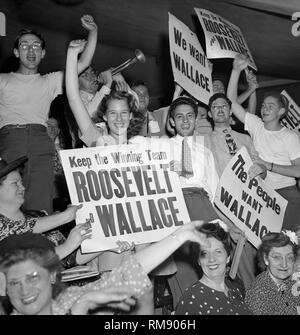 Die Delegierten mit Roosevelt/Wallace Zeichen bei der Democratic National Convention in Chicago Stadion 1940. Stockfoto