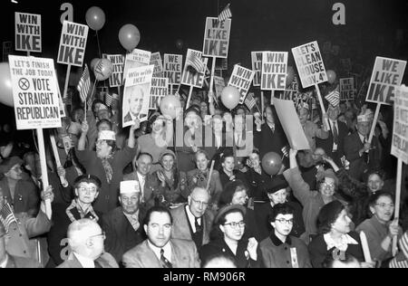 Anzeichen für Dwight Eisenhower sind auf dem Boden der Internationalen Amphitheater während der Republikanischen Konvention 1952 gezeigt. Stockfoto