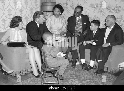 Präsidentschaftskandidat Senator Eugene McCarthy Besuche mit einem afrikanischen amerikanischen Familie im Süden von Chicago Seite während der Kampagne 1964. Stockfoto