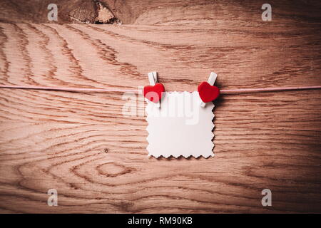 Blatt Form mit Herzen an einem Seil befestigt Stockfoto