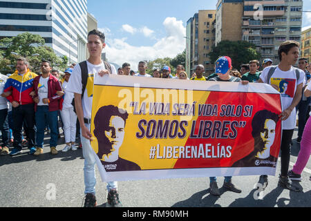 Junge Studenten aus verschiedenen politischen Parteien beteiligen sich an der Konzentration. März und Rally für diesen Dienstag, 12. Februar, von Juan Guaidó Stockfoto