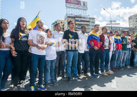 Junge Studenten aus verschiedenen politischen Parteien beteiligen sich an der Konzentration. März und Rally für diesen Dienstag, 12. Februar, von Juan Guaidó Stockfoto