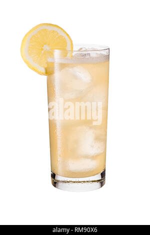 Erfrischende Whiskey Ginger Cocktail auf Weiß mit einen Freistellungspfad Stockfoto