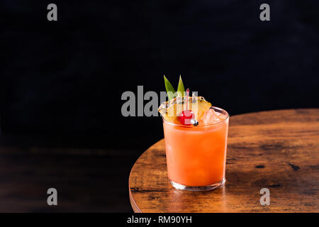 Erfrischende Rum Mai Tai Cocktail auf einer Tabelle Stockfoto