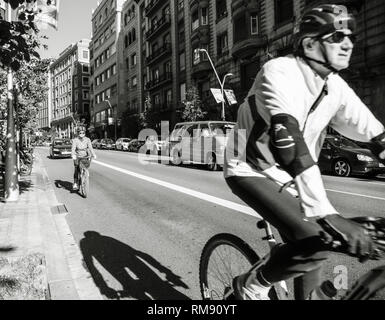 Barcelona, Spanien - 12 Nov, 2017: Senior paar Radfahren im Zentrum von Barcelona am frühen Morgen mit Helm schwarz und weiß Stockfoto