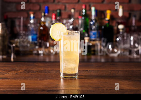 Erfrischende Whiskey Ginger Cocktail an der Bar Stockfoto