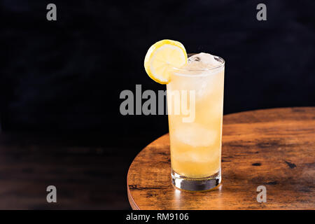 Erfrischende Whiskey Ginger Cocktail auf einer Tabelle Stockfoto