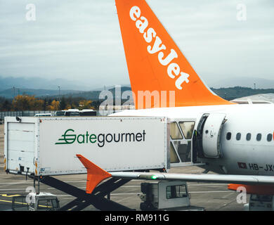 Basel, Schweiz - 11.11.2017: Oben Ansicht von Lebensmitteln durch Arbeitnehmer geladen werden Airbus A 320-214 von EasyJet airlines GateGourmet Airline catering Container betrieben Stockfoto